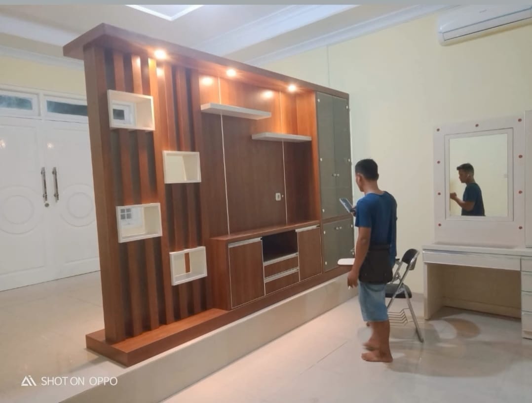 Pengerjaan Furniture Backdrop TV Minimalis